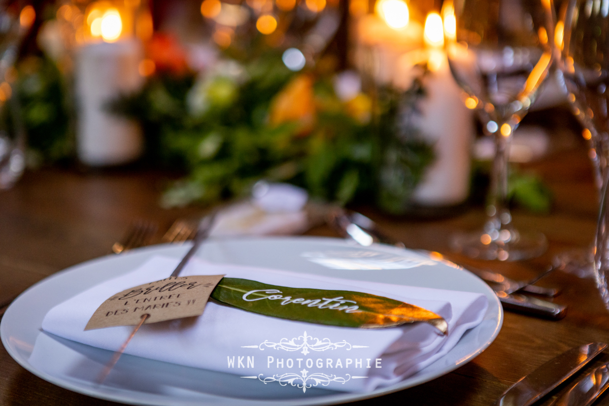 Détails des assiettes de mariage, ornées de décoration florale et accompagnées de petites touches élégantes pour un mariage champêtre.